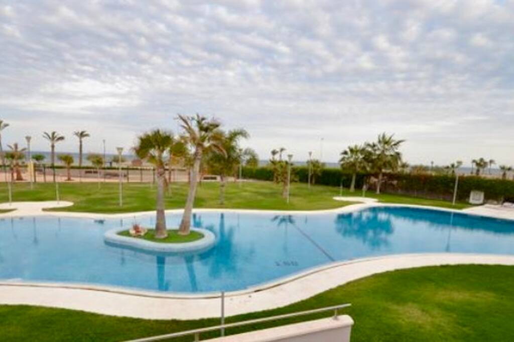 Piscina. Salida directa a la playa