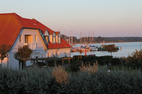 Beach-close apartment with sea view