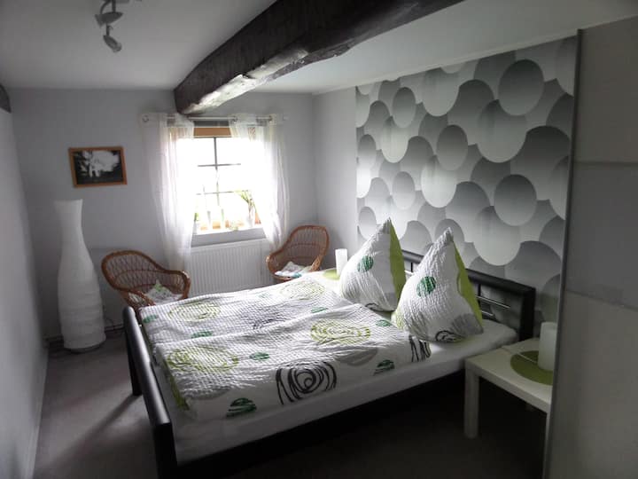 Schlafzimmer, mit Doppelbett 140 cm breit, ruhig gelegen zum Garten