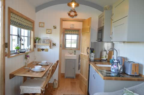 Top Airbnb: Luxurious Oak Shepherds Hut- Willow View 🌳 🐑 in Tewkesbury