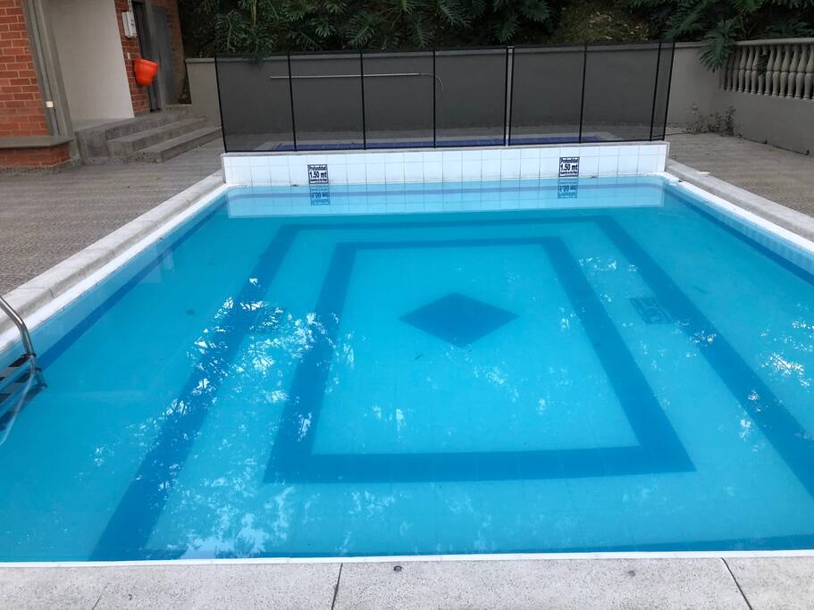 piscina para disfrutar de un día soleado