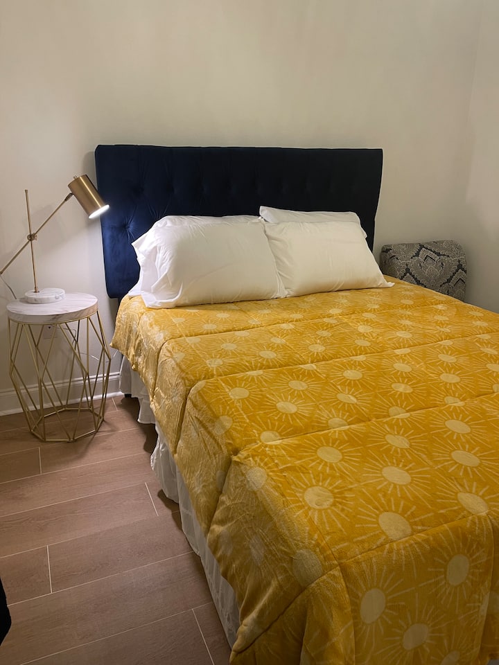 Camera da letto anteriore; sedia, armadio, portabagagli, letto matrimoniale