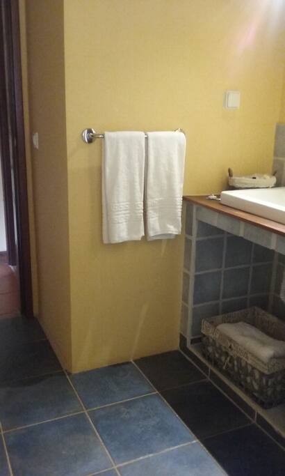 casa de banho com duche e aquecimento