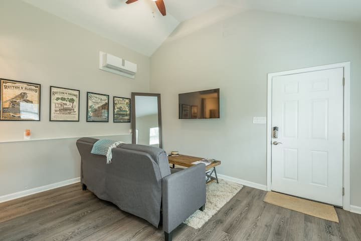 New Studio! Foam Bed, Hot Tub, Close To Downtown! - Knoxville