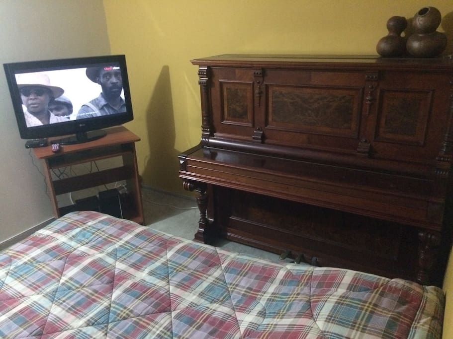 La habitación tiene un piano
