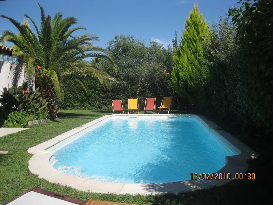 Piscine avec alarme, robot, chiliennes et bains de soleil.