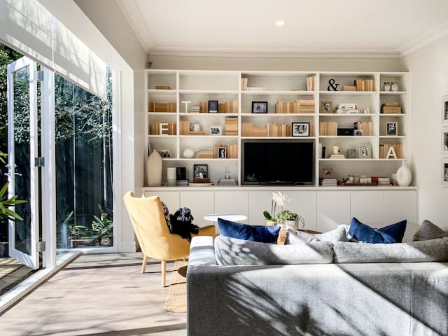 Designer 3 Bedroom Townhouse with Leafy Courtyard