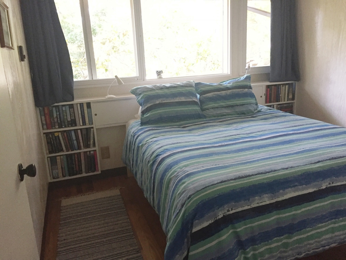 Климатизираната главна спална соба има брачен кревет и завеси за затемнување