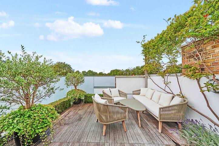 Immaculate Period Property with Stylish Interior Design gallery image 2