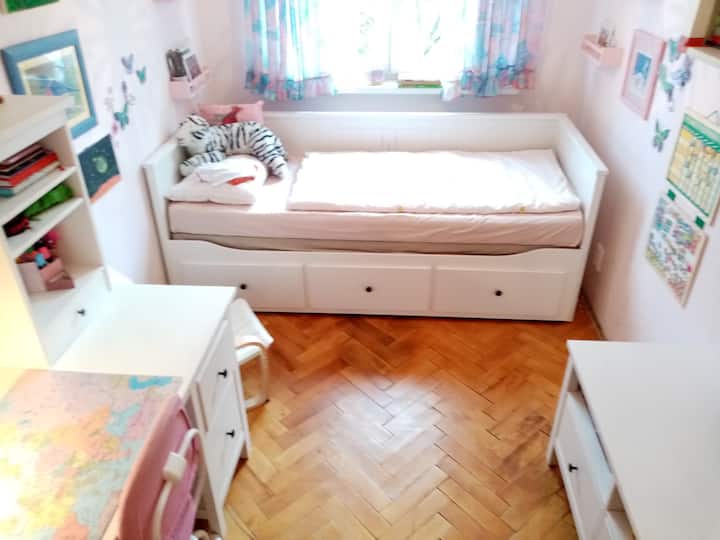 El segundo dormitorio en rennovation. Las fotos llegarán pronto. Contará con una CAMA MATRIMONIAL.