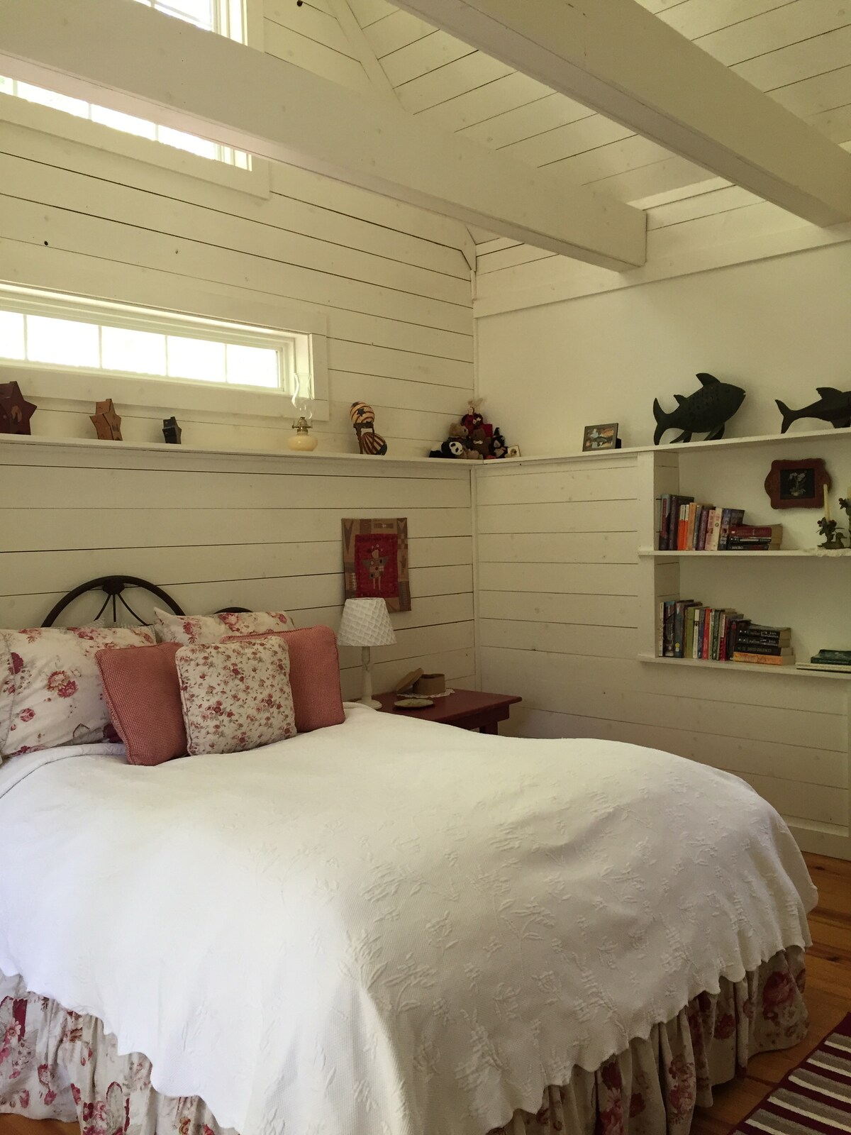 dormitorio en el primer piso con cama de plumas