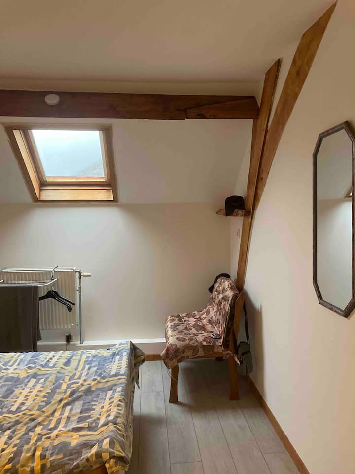 Mojawapo ya vyumba 4 vya kulala vilivyo na kitanda cha watu wawili.