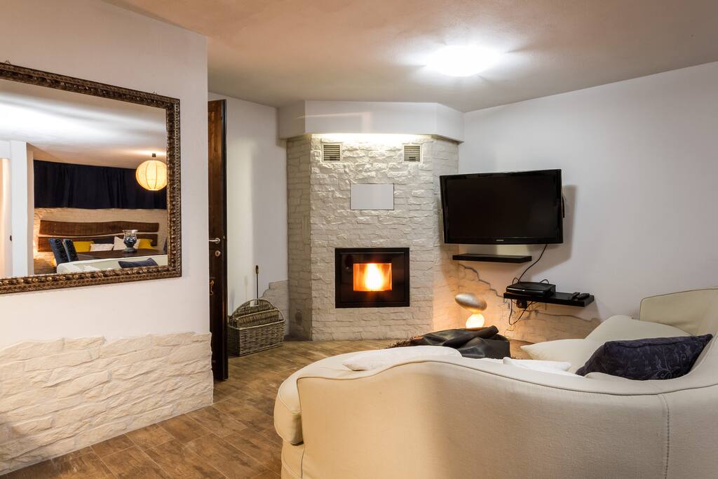Zona relax, TV, divano, camino pellet