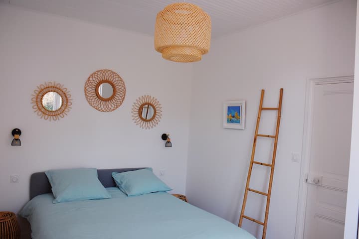Chambre avec dressing. Lit 160cm.