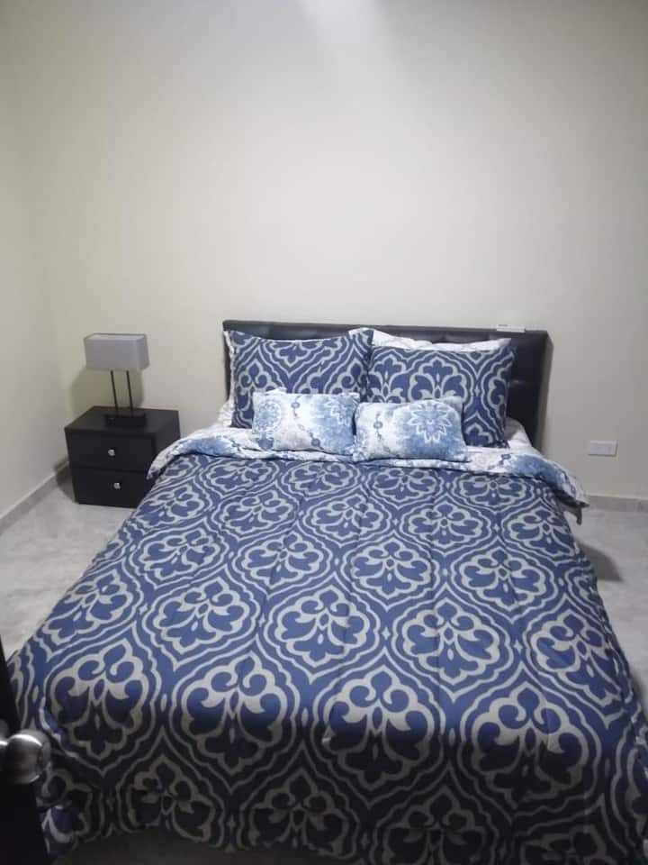 ห้องนอนหลัก (เตียงคู่) พร้อมห้องน้ำในตัว