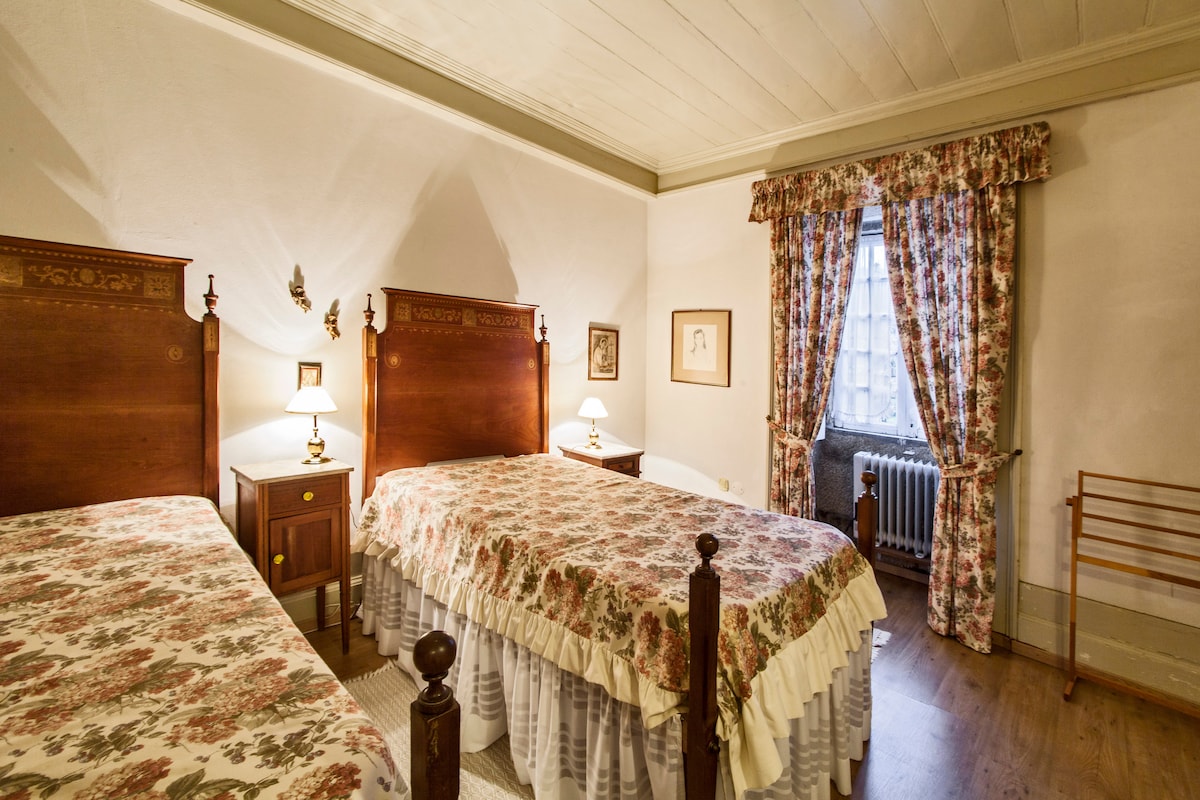 Dvojlôžková spálňa s výhľadom do záhrady