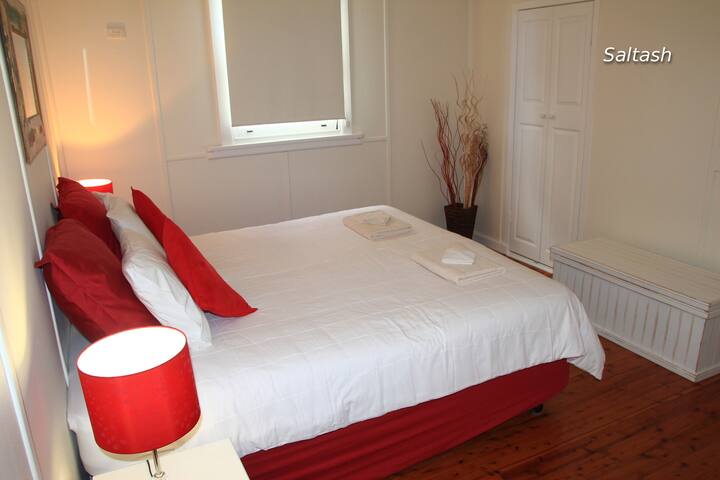 Dormitorio 1 de Saltash configurado con cama King