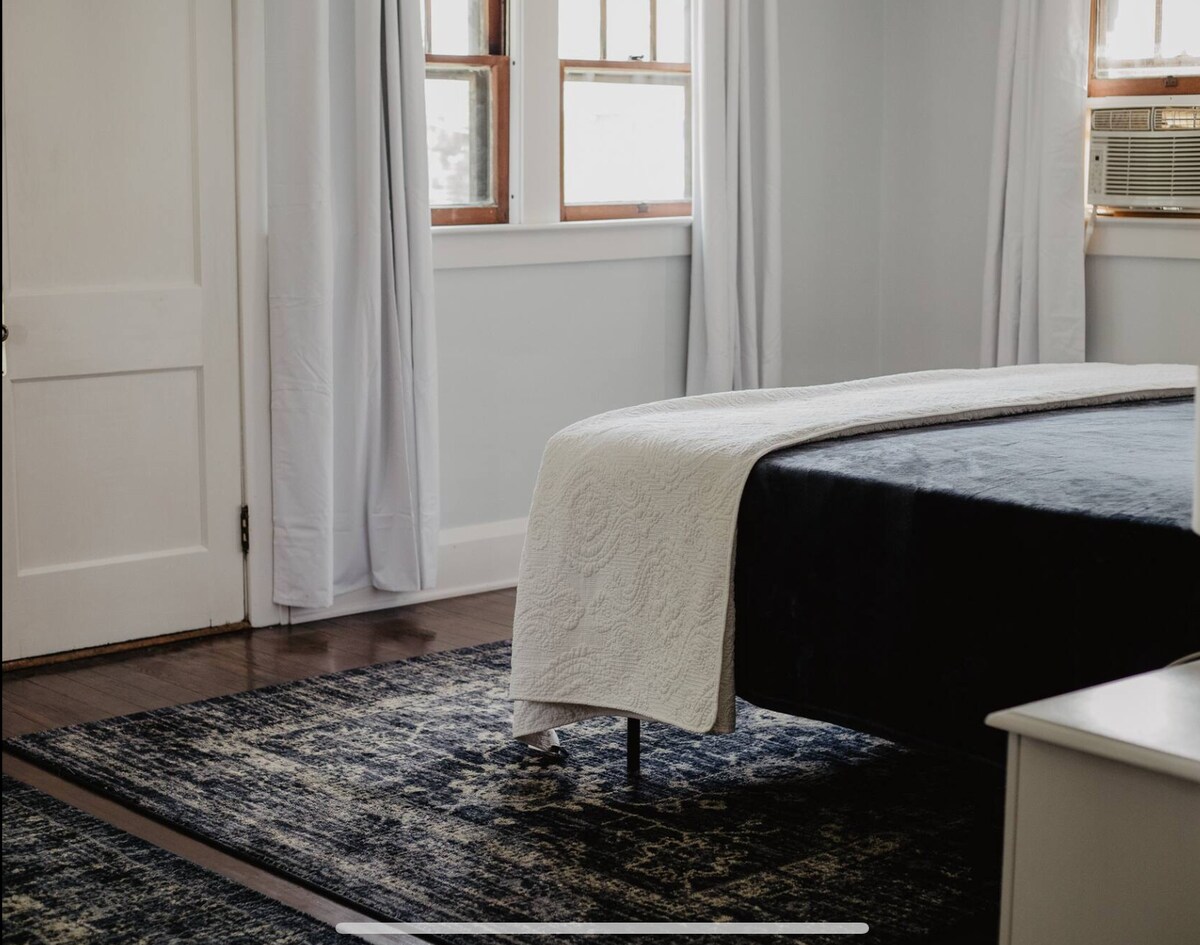 主卧室宽敞，光线充足，但还提供遮光窗帘，让您能安心入睡。 门通往房子背面的消防通道。