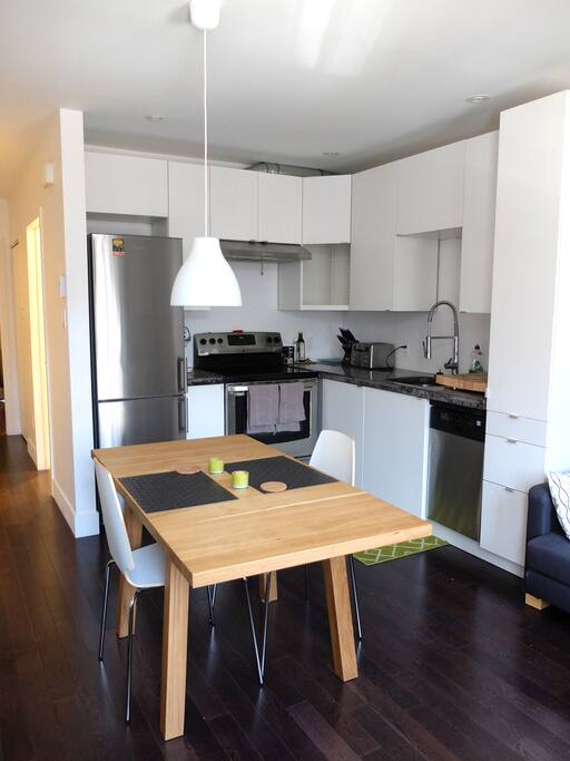 Cuisine très fonctionnelle avec table pour 6 personnes, entièrement rénovée.