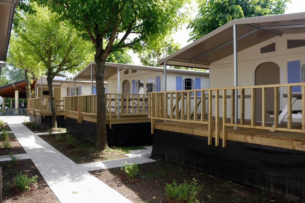 Vooraanzicht lodgetenten 92 t/m 94