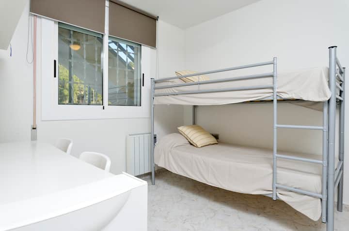 غرفة نوم مع سرير بطابقين لشخصين