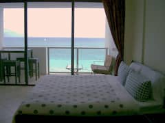 Oceanfront+Studio+with+a+Private+Balcony
