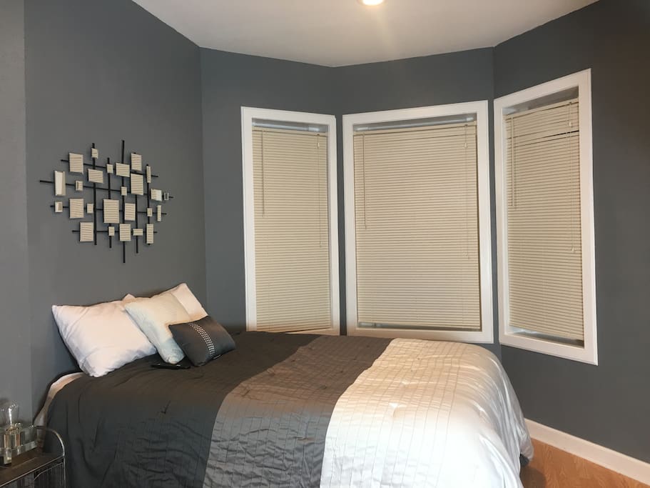Master Room En Suite with Plush Full Size Bed (comfortably fits two adults)