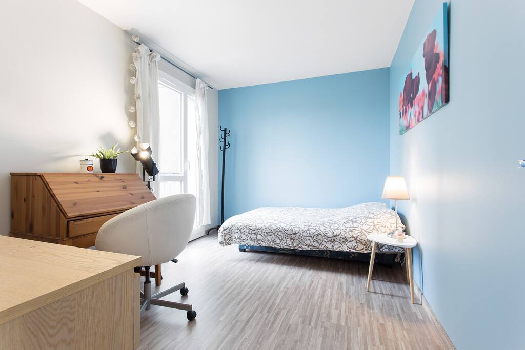 Votre chambre avec coin bureau, porte manteau, table et lampe de chevet.