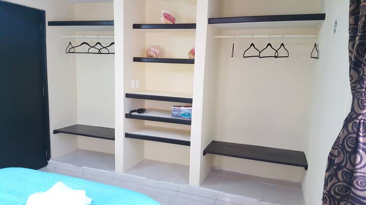 Cuarto 1:  Plancha para ropa y Secadora de Pelo, Mesa (burro)de planchar