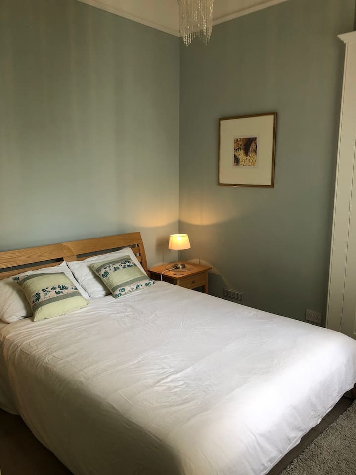 主卧配有大双人床