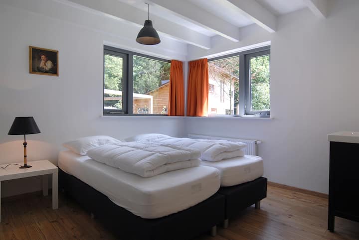 غرفتا نوم مع حوض في الغرفة