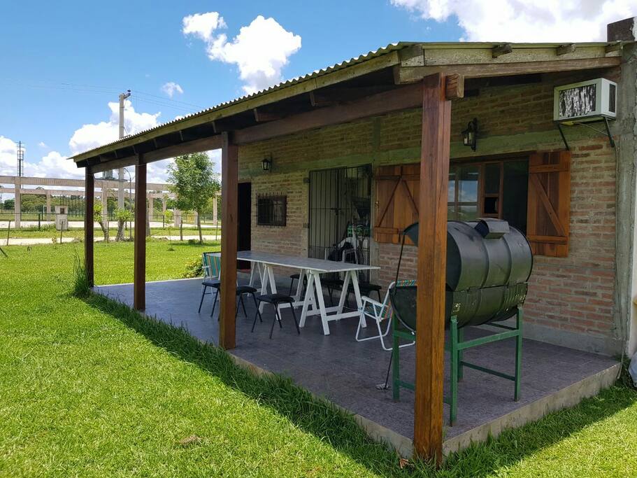 galeria trasera, parrilla portatil, mesa y sillas