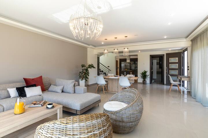 LaLuna Luxury Villa gallery image 2