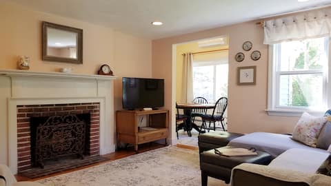 Successful Airbnb property: 2 bedroom home w. screened in porch in Dennis Port