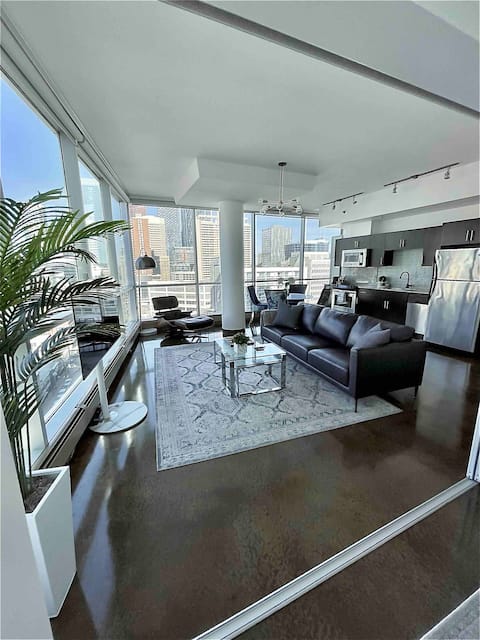 Top Airbnb: City Views on 13th Ave in Beltline