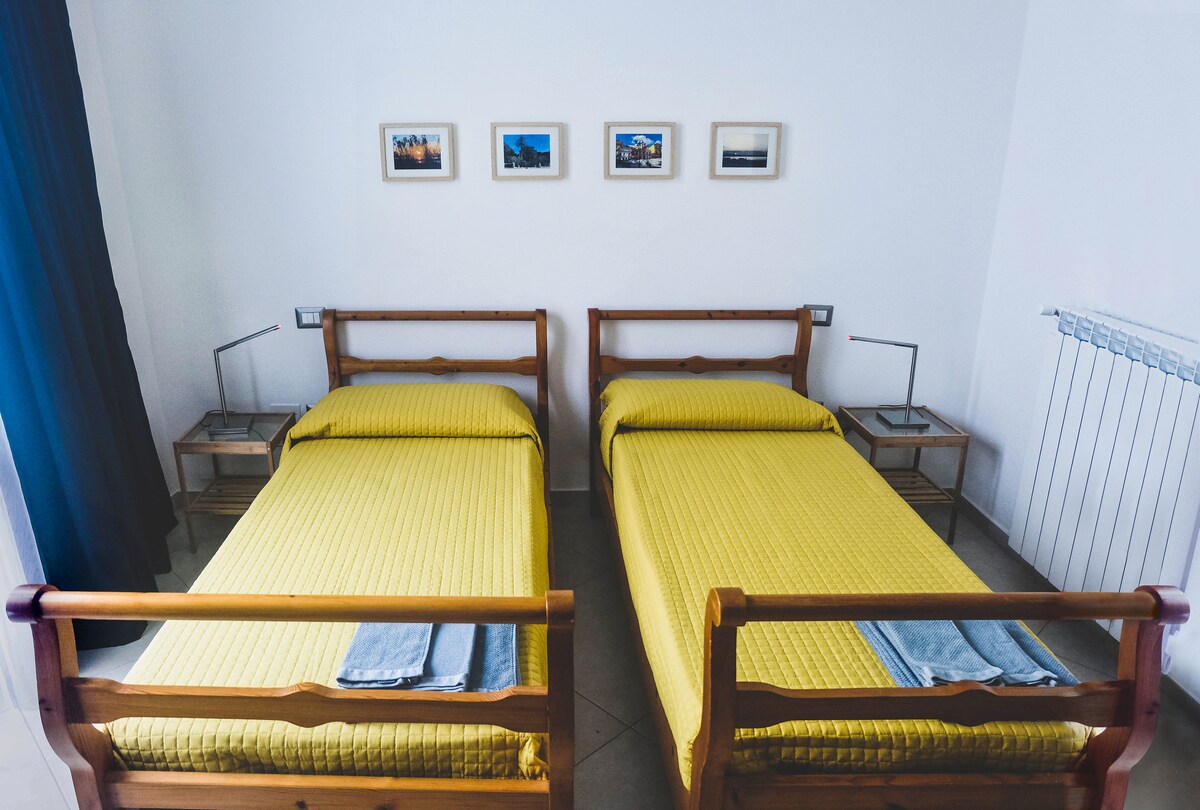 חדר זוגי עם מיטה זוגית