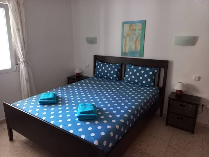 Главна спална соба со брачен кревет (широк 125 - 149 см)