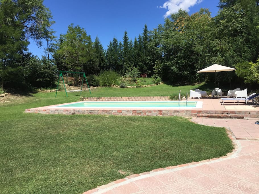 Giardino con piscina