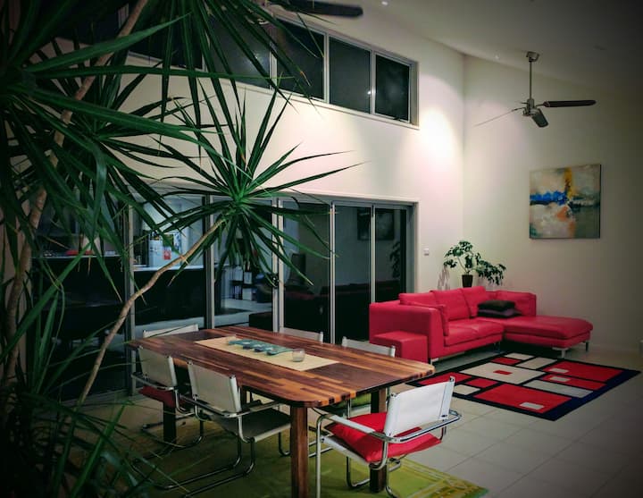 Lyons Contemporary Hideaway - Sapphire Room