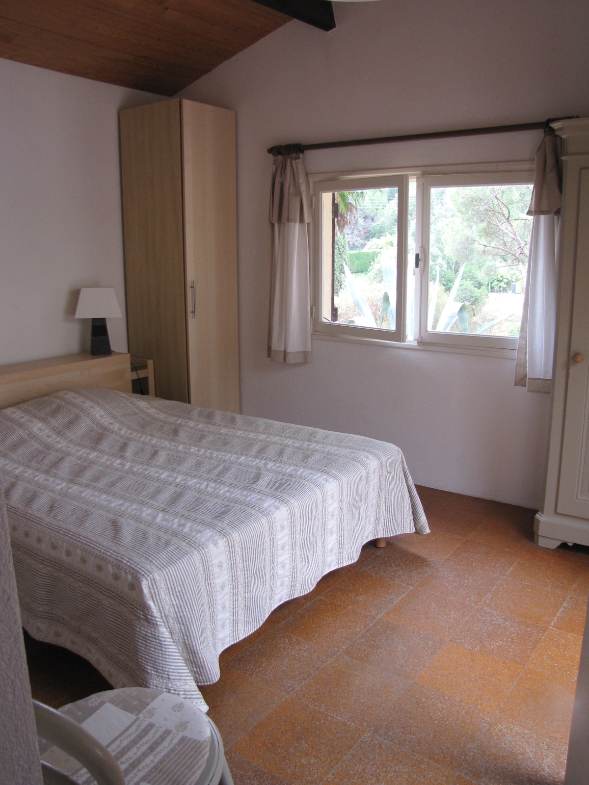 2. spavaća soba (1 bračni krevet)