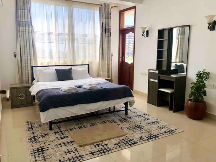 Schlafzimmer 3, mit 1 Doppelbett, eigenem Badezimmer mit Dusche, geräumigem Kleiderschrank, Kommode und Schminktisch.  