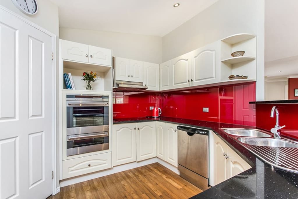 Tea and coffee and breakfast provided. Use the kitchen to prepare your own meals.