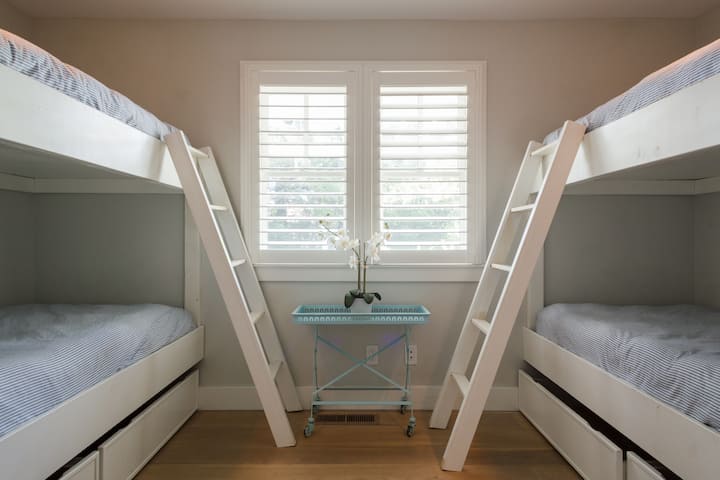 Habitaciones para huéspedes con cuatro literas individuales