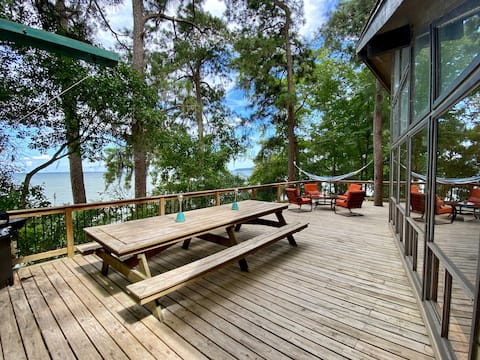 Lakefront “Treehouse” Private Retreat in the Pines
