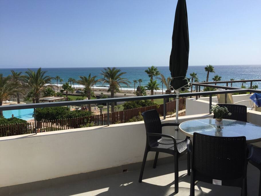 Magnífica terraza con mesa y 4 sillas, sombrilla y con espectaculares vistas panorámicas del mar