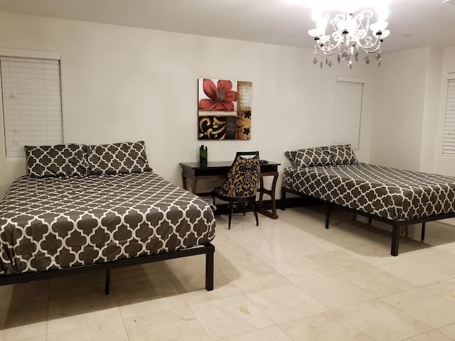Private Room W Jack Jill Bathroom Sapphire 1 Bedroom 1 Bathroom House In Las Vegas United States Private Room W Jack Jill Bathroom Sapphire 1 Bedroom 1 Bathroom House In Las Vegas United States