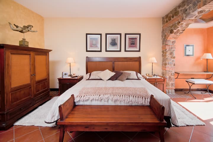 Dormitorio en la planta baja, con una cama tamaño king.