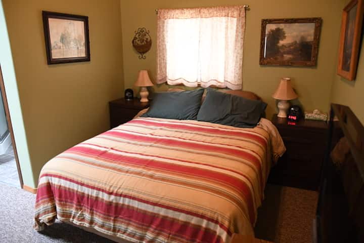 غرفة نوم ، سرير بحجم وسط