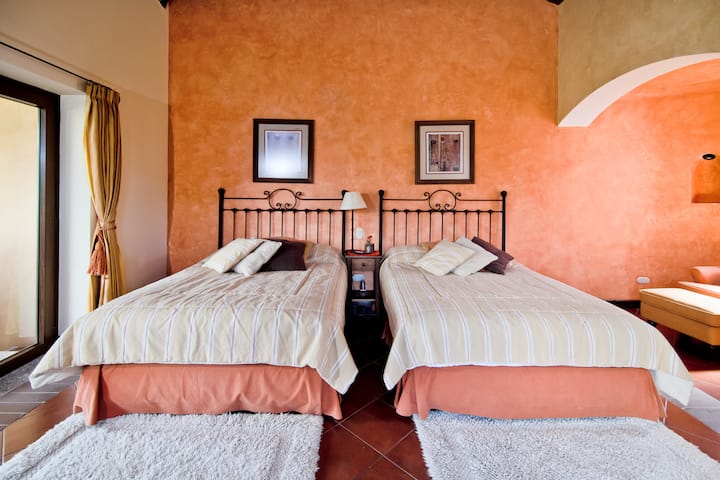 Dormitorio de arriba, con dos camas tamaño queen.