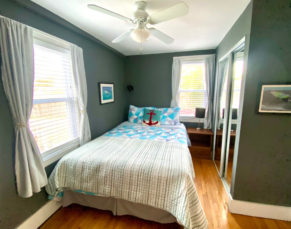 Dormitorio n.º1 con cama tamaño queen y TV de 42pulgadas con cable (abajo)